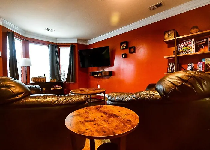 Amazing Large 3 Bed House With King Bed Less Than 10 Miles To Dtwn