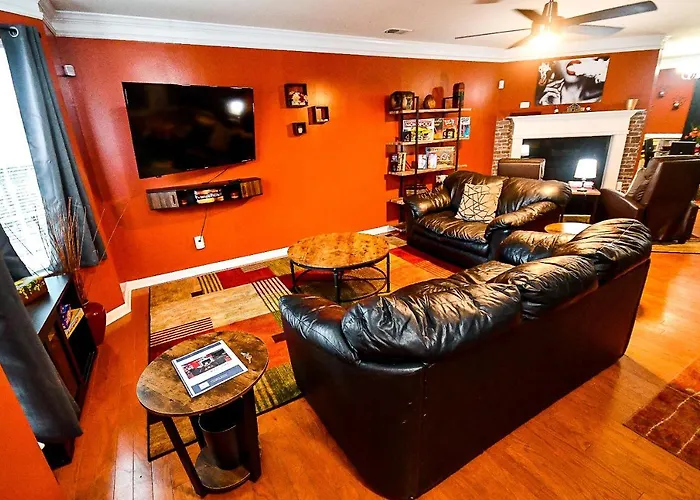 Amazing Large 3 Bed House With King Bed Less Than 10 Miles To Dtwn