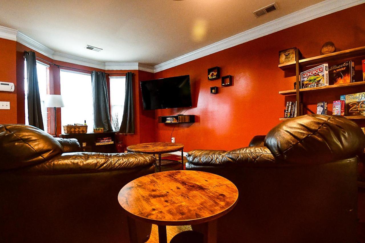 Amazing Large 3 Bed House With King Bed Less Than 10 Miles To Dtwn Hébergement de vacances *