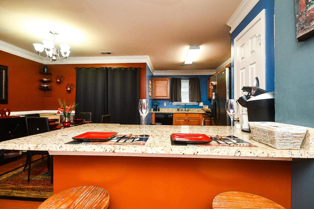Amazing Large 3 Bed House With King Bed Less Than 10 Miles To Dtwn Hébergement de vacances