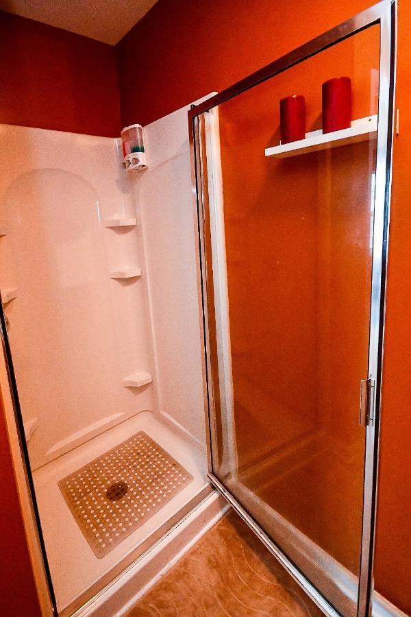 Amazing Large 3 Bed House With King Bed Less Than 10 Miles To Dtwn Hébergement de vacances